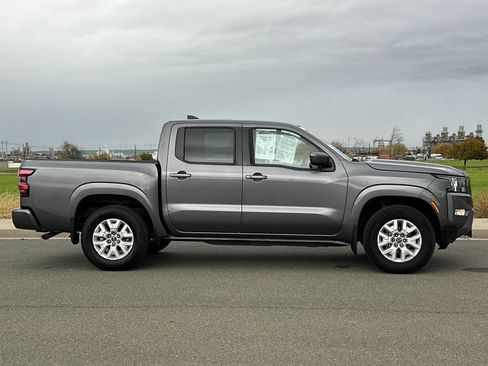 Used 2022 Nissan Frontier SV image 3