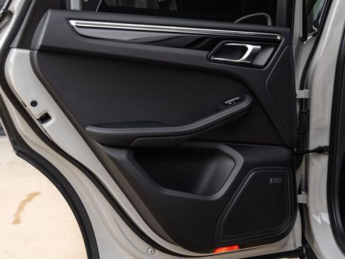 Certified 2026 Porsche Macan AWD/4WD image 34
