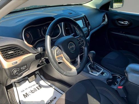 Used 2017 Jeep Cherokee Latitude AWD/4WD image 14