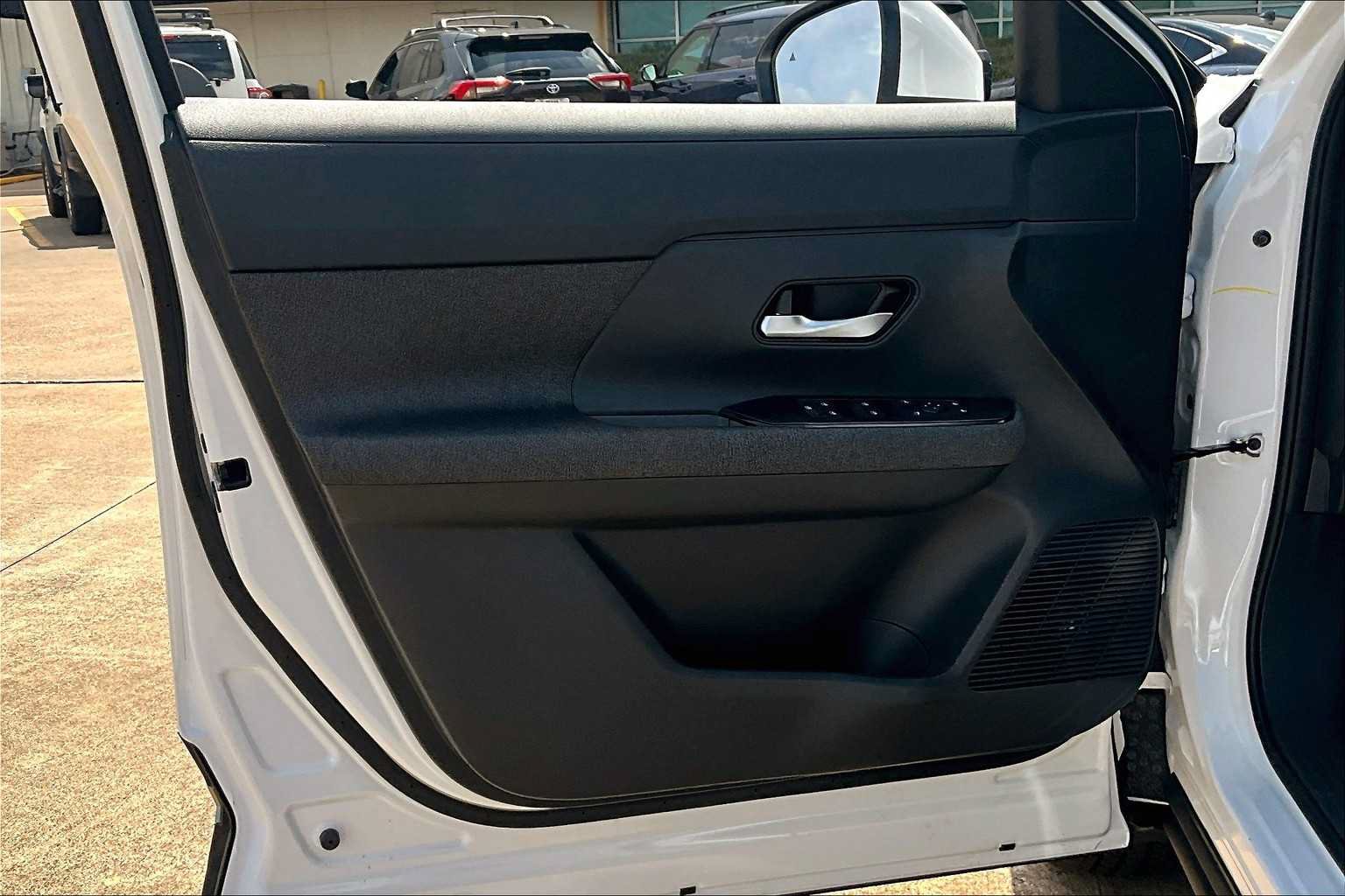 Used 2025 Nissan Kicks SV FWD image 16