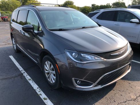 Used 2017 Chrysler Pacifica Touring-L FWD image 3