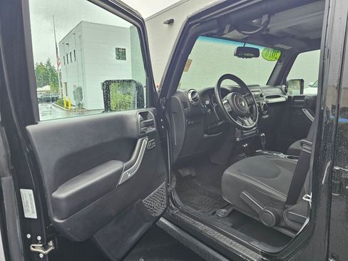 Used 2016 Jeep Wrangler Unlimited Rubicon w/ Connectivity Group AWD/4WD image 24