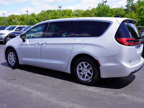 Used 2024 Chrysler Pacifica Touring-L FWD image 10