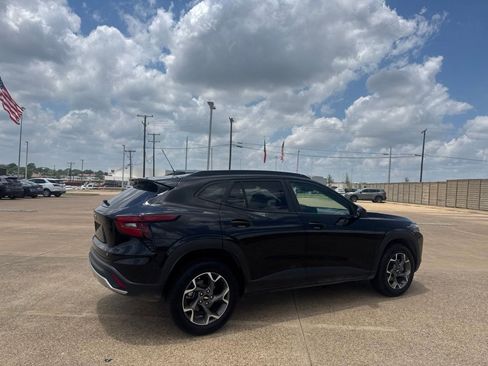 Used 2025 Chevrolet Trax LT FWD image 19
