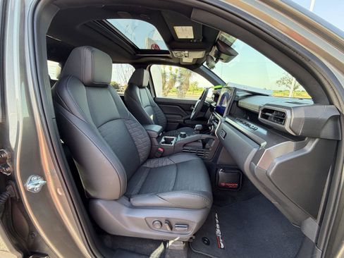 Used 2025 Toyota Tacoma TRD Off-Road w/ TRD Off Road Premium Package image 32