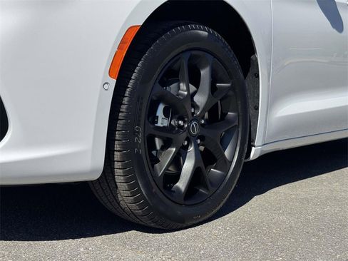 New 2026 Chrysler Pacifica Select w/ S Appearance Package image 10