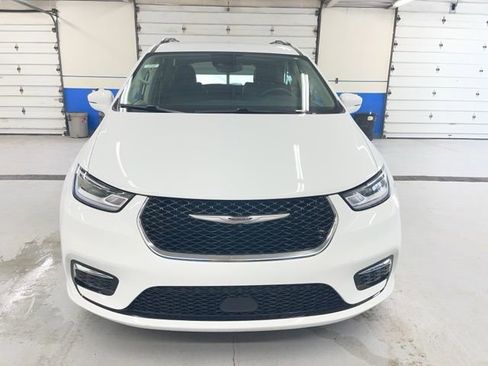 Used 2022 Chrysler Pacifica Touring-L FWD image 11