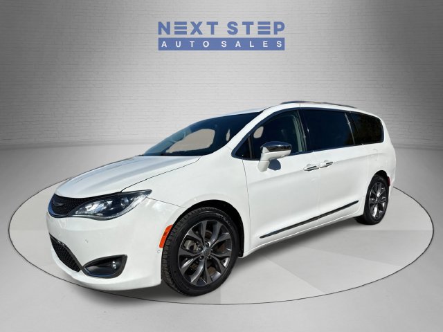 Used 2018 Chrysler Pacifica Limited w/ Advanced Safetytec Group FWD image 3