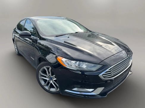 Used 2017 Ford Fusion SE w/ Equipment Group 601A FWD image 2
