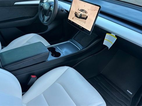 Used 2023 Tesla Model Y Performance image 18