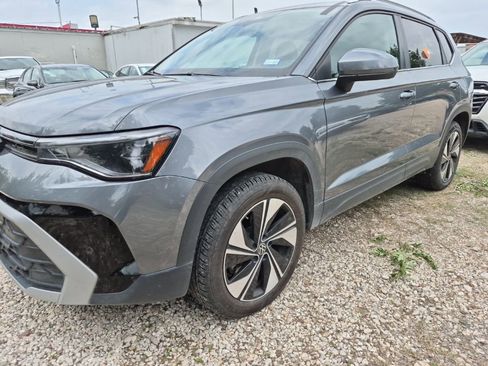 Used 2025 Volkswagen Taos SE AWD/4WD image 1