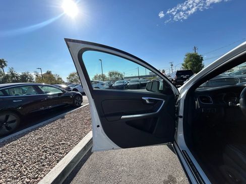 Used 2016 Volvo V60 T5 Platinum image 8