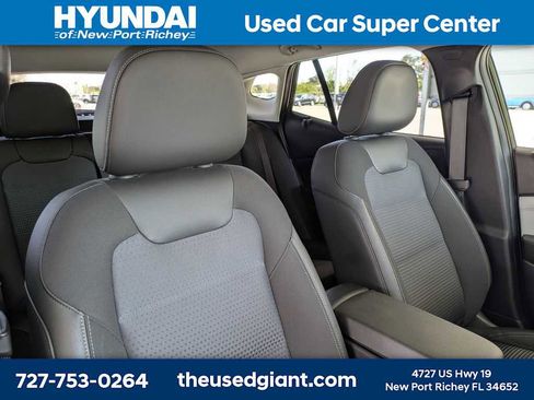 Used 2024 Chevrolet Trax LT w/ LT Convenience Package image 6