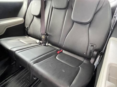 Used 2023 Kia Carnival LX image 16