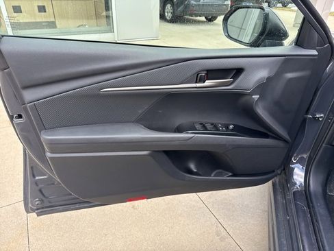 Used 2025 Toyota Camry SE image 13