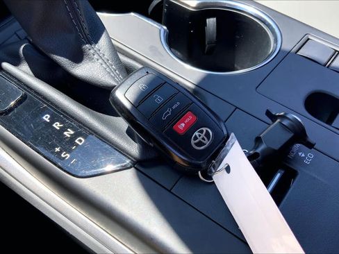 Used 2024 Toyota Highlander XLE FWD image 15