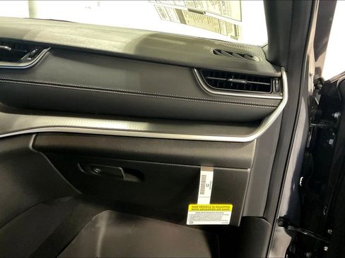 New 2025 Jeep Grand Cherokee Altitude image 18