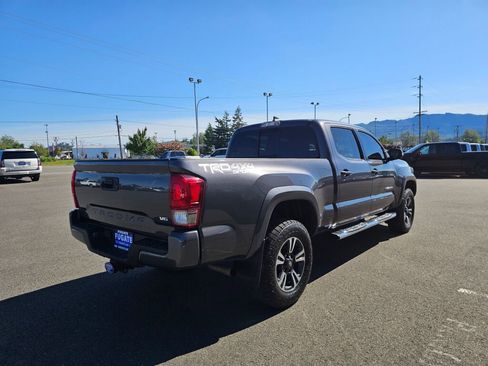 Used 2017 Toyota Tacoma TRD Off-Road AWD/4WD image 6