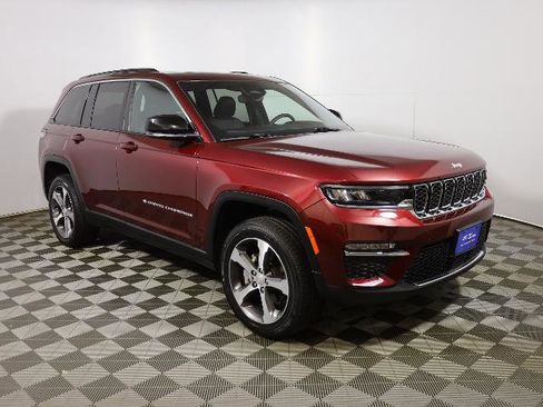 Used 2024 Jeep Grand Cherokee Limited AWD/4WD image 4