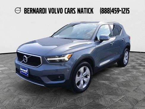 Certified 2022 Volvo XC40 T5 Momentum image 1