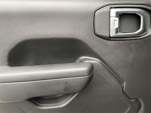 Used 2025 Jeep Gladiator Sport image 9