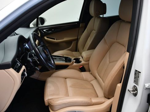 Certified 2023 Porsche Macan S AWD/4WD image 5
