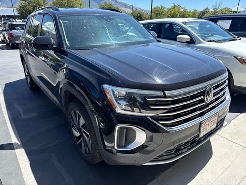Used 2025 Volkswagen Atlas SE AWD/4WD image 2