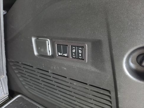 Used 2023 Chevrolet Tahoe Premier AWD/4WD image 32
