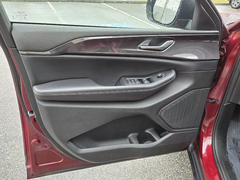 Used 2023 Jeep Grand Cherokee Laredo image 6