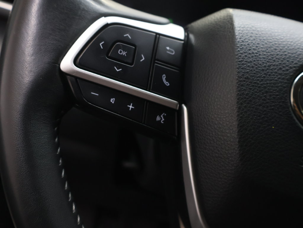 Used 2024 Toyota Highlander LE FWD image 20