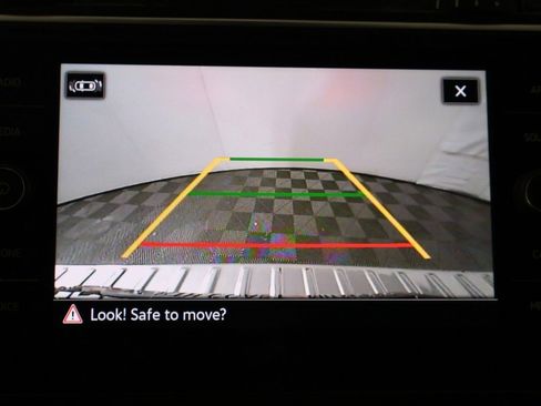 Used 2022 Volkswagen Tiguan SE w/ Panoramic Sunroof Package image 41