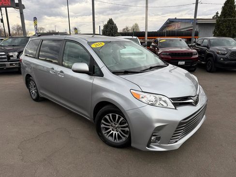Used 2018 Toyota Sienna XLE w/ XLE Navigation Package image 3