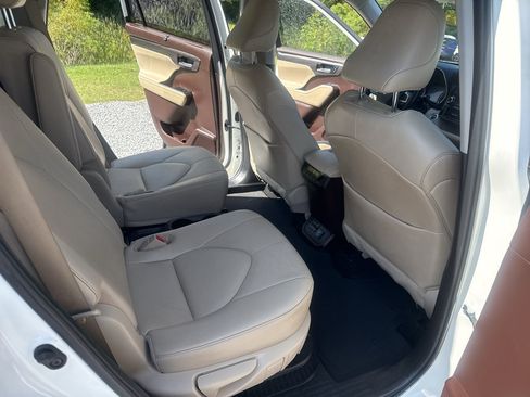 Used 2022 Toyota Highlander Limited FWD image 15