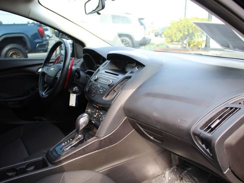 Used 2016 Ford Focus SE w/ SE Sport Package FWD image 21