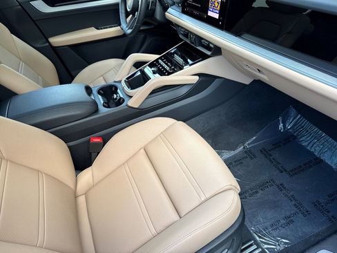 Certified 2025 Porsche Cayenne image 18