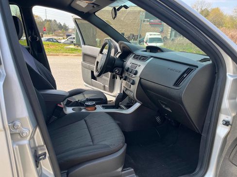 Used 2010 Ford Focus SE FWD image 13