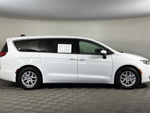 Used 2023 Chrysler Pacifica Touring-L FWD image 2