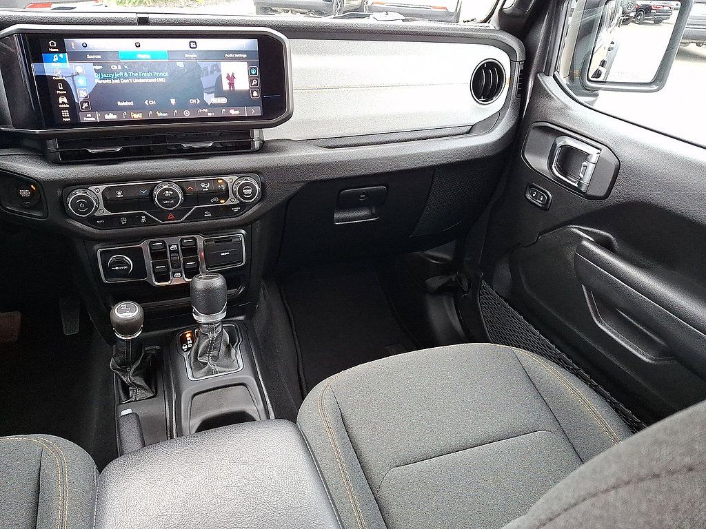 Used 2025 Jeep Gladiator Sport AWD/4WD image 11
