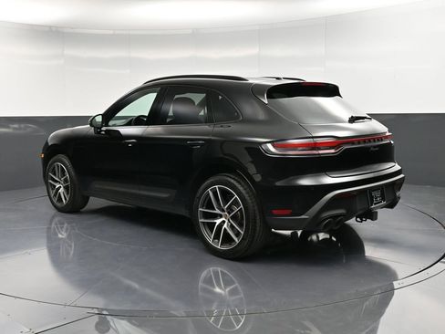 Certified 2024 Porsche Macan image 3