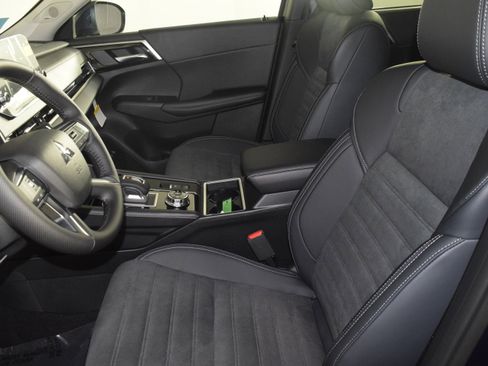 Used 2025 Mitsubishi Outlander SE image 14