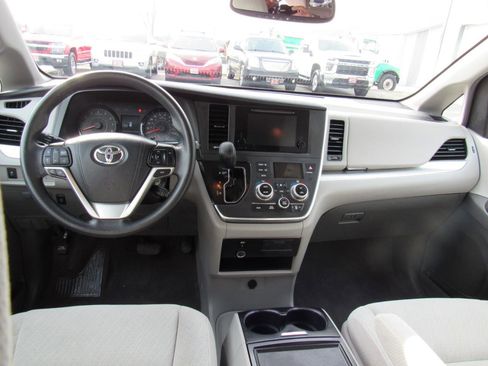 Used 2017 Toyota Sienna LE w/ Outdoor Package image 15