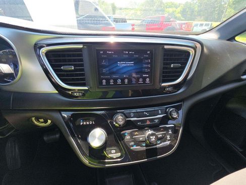 Used 2018 Chrysler Pacifica Touring Plus w/ S Appearance Package FWD image 5