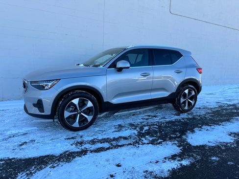 Used 2024 Volvo XC40 B5 Plus image 1