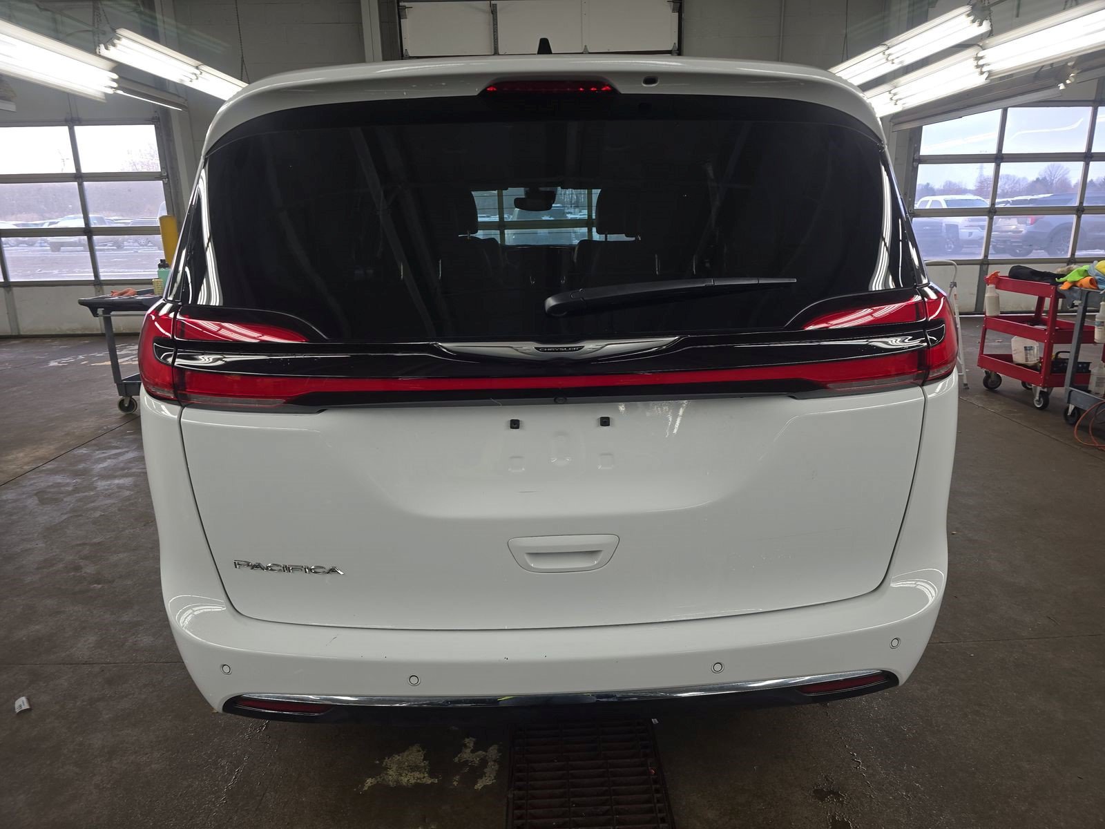 Used 2024 Chrysler Pacifica Touring-L FWD image 5