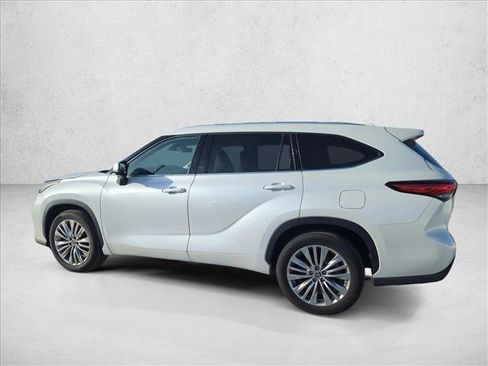 Used 2023 Toyota Highlander Platinum FWD image 6