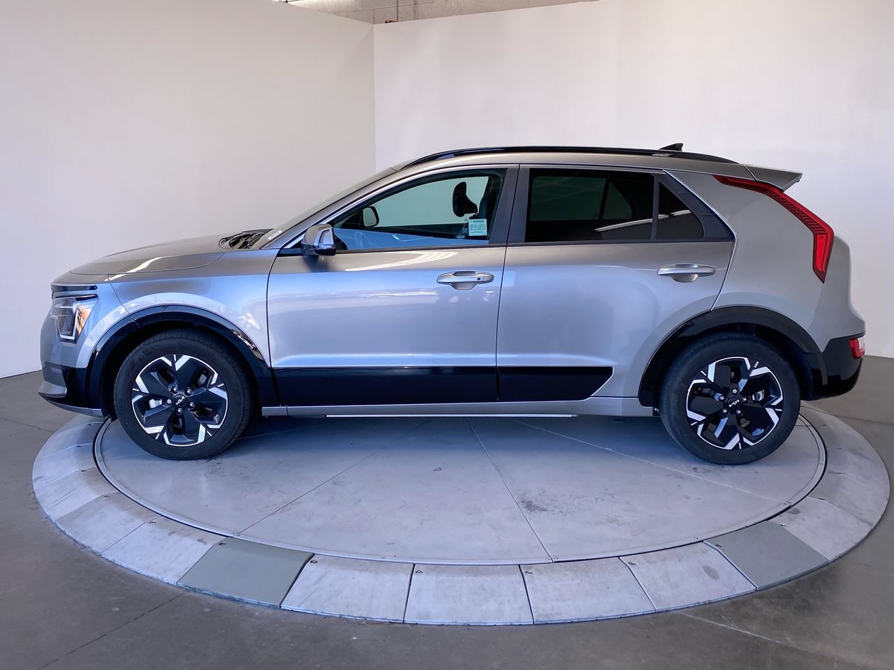 Certified 2024 Kia Niro Wind FWD image 2