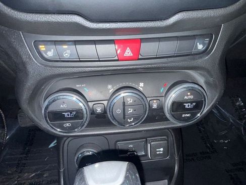 Used 2015 Jeep Renegade Limited image 25