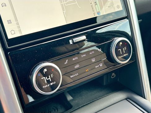 New 2025 Land Rover Discovery Dynamic SE image 27