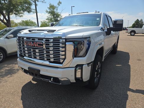 Used 2024 GMC Sierra 2500 Denali w/ Denali Reserve Package AWD/4WD image 3