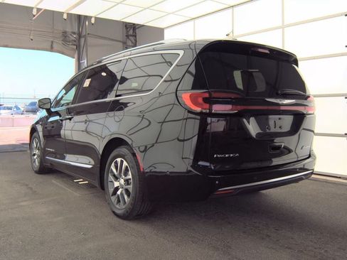 Used 2024 Chrysler Pacifica Pinnacle FWD image 6